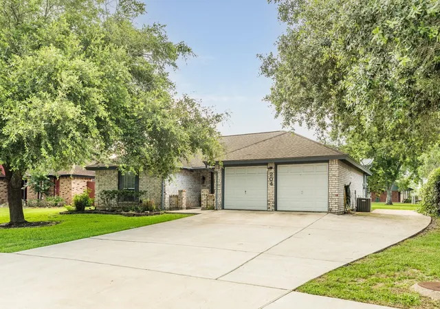 2nd image of 204 Corkwood St, Lake Jackson, TX 77566 | MLS# 25649820