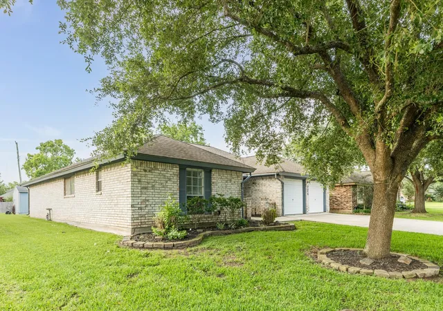 Photo 3 of Single family home for sale at 204 Corkwood St, Lake Jackson, TX 77566 | MLS# 25649820 | Listing updated on 2026-09-01