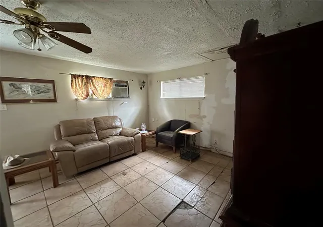 5th image of 6215 Tiffany Dr, Houston, TX 77085 | MLS# 83736057