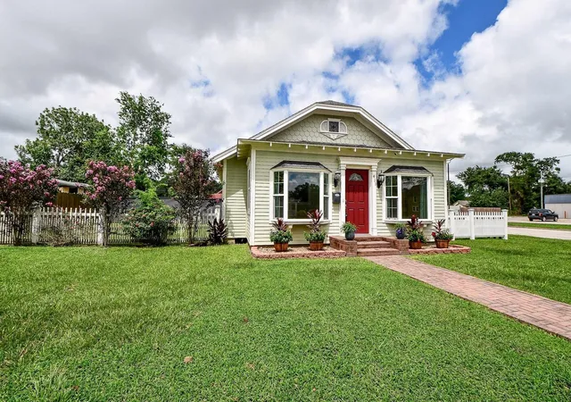 2nd image of 411 S Mechanic St, El Campo, TX 77437 | MLS# 68987821