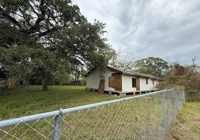 2nd image of 1005 N Jones St, Baytown, TX 77520 | MLS# 88827098