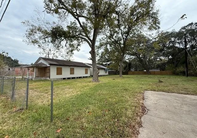 4th image of 1005 N Jones St, Baytown, TX 77520 | MLS# 88827098