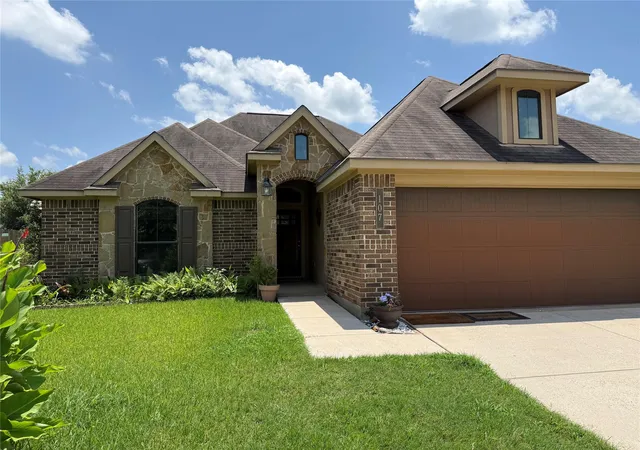 Photo 3 of Single family home for sale at 107 Enfield Ct, Huntsville, TX 77320 | MLS# 30099023 | Listing updated on 2026-08-12