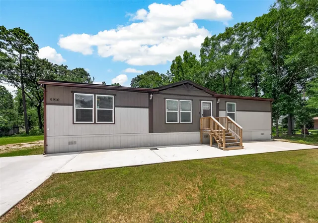 Photo 3 of Single family home for sale at 9910 Oak Leaf St, Baytown, TX 77521 | MLS# 14860178 | Listing updated on 2026-10-09