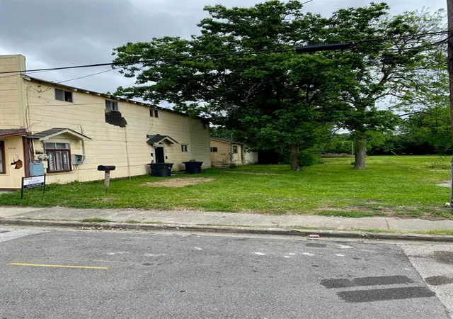 Photo 3 of Single family home for sale at 4610 Market St, Houston, TX 77020 | MLS# 74083069 | Listing updated on 2025-12-26