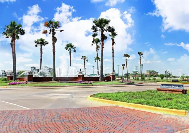 3rd image of 102 Stadium Dr, Sugar Land, TX 77498 | MLS# 23561123