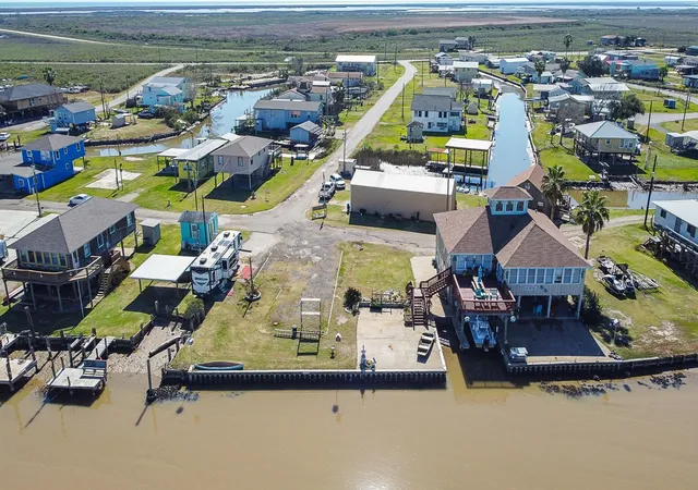 Photo 3 of Single family home for sale at 222 Fishermans Isle, Brazoria, TX 77422 | MLS# 89528337 | Listing updated on 2026-09-16