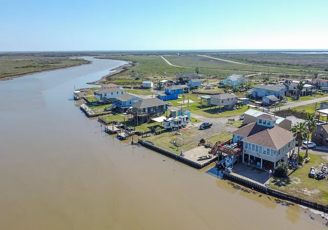 Photo 4 of Single family home for sale at 222 Fishermans Isle, Brazoria, TX 77422 | MLS# 89528337 | Listing updated on 2026-09-16