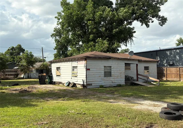 Photo 3 of Sale Pending at 10034 Burnside Ln, Houston, TX 77041 | MLS# 33300090 | Listing updated on 2026-09-04