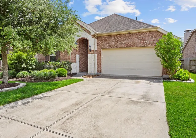 Photo 4 of Single family home for sale at 739 Mayhill Ridge Ln, League City, TX 77573 | MLS# 80455094 | Listing updated on 2026-09-16