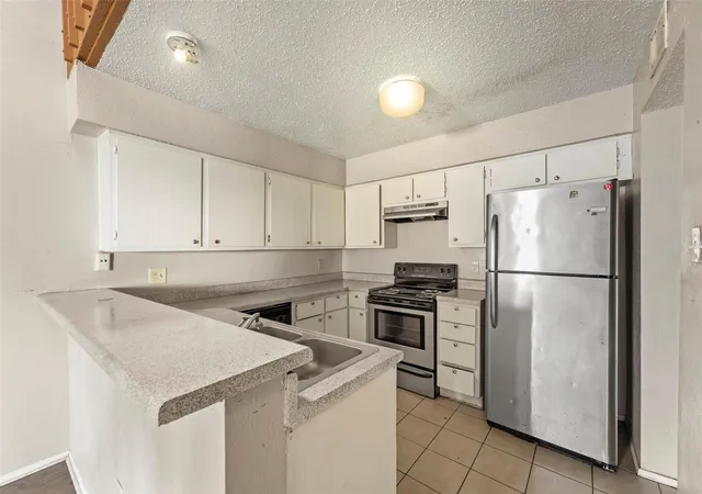Photo 3 of Townhouse for sale at 6313 Peacock Hills Dr, Houston, TX 77035 | MLS# 72927384 | Listing updated on 2026-08-31