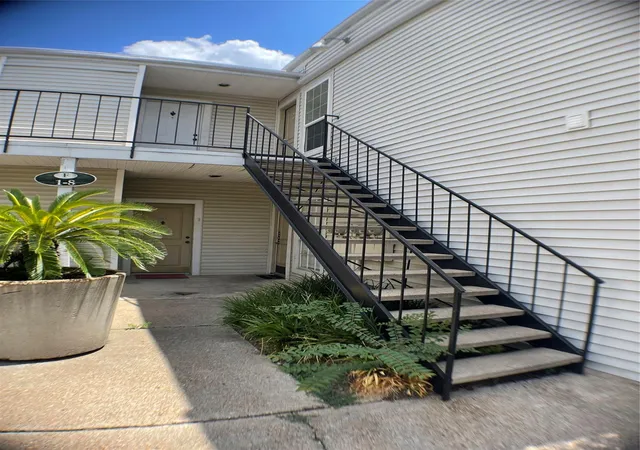 1st image of 9809 Richmond Ave #F8, Houston, TX 77042 | MLS# 93277587