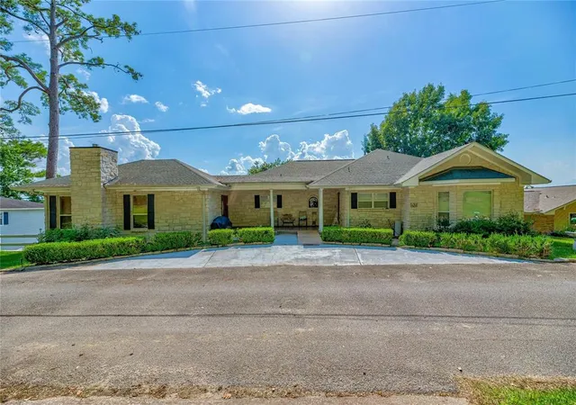 Photo 2 of Single family home for sale at 172 Cedar Ln, Livingston, TX 77351 | MLS# 10827317 | Listing updated on 2026-08-07