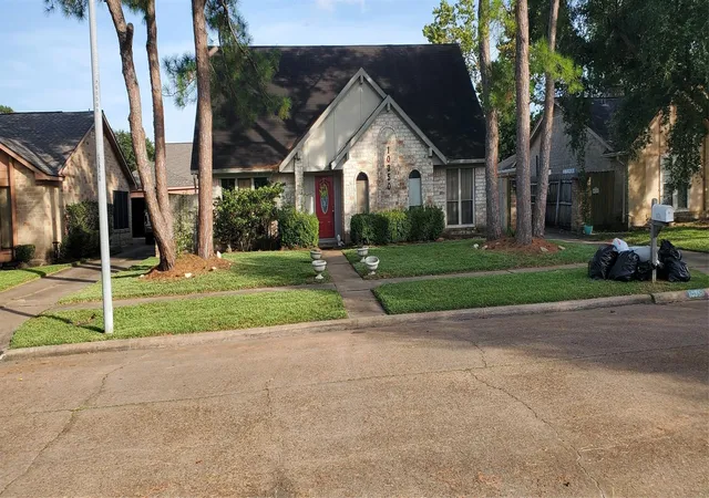 Photo 1 of Sale Pending at 10350 Sageglow Dr, Houston, TX 77089 | MLS# 57890766 | Listing updated on 2026-09-20
