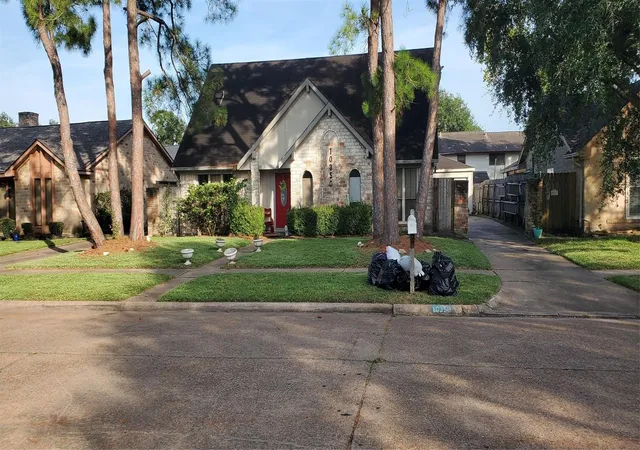 Photo 2 of Sale Pending at 10350 Sageglow Dr, Houston, TX 77089 | MLS# 57890766 | Listing updated on 2026-09-20