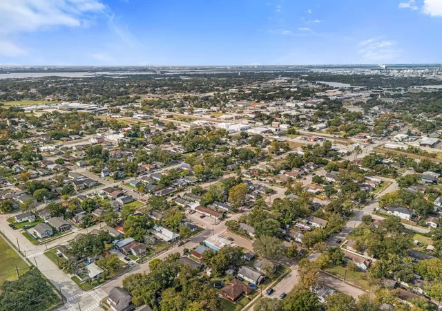 3rd image of 222 E James St, Baytown, TX 77520 | MLS# 35814255