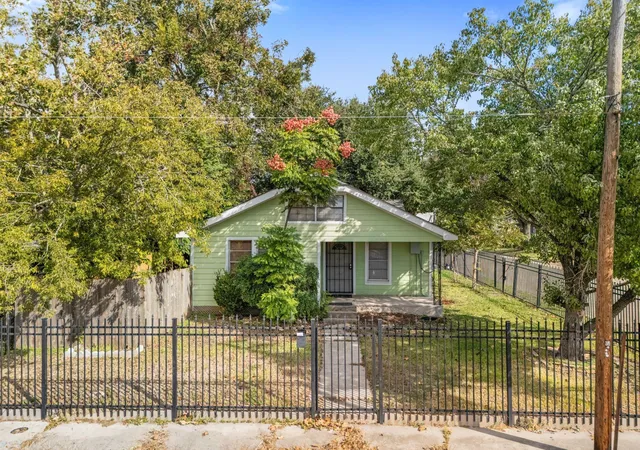 4th image of 222 E James St, Baytown, TX 77520 | MLS# 35814255