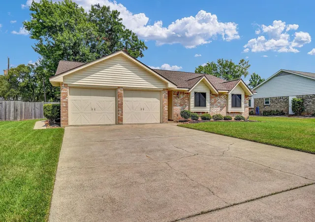 1st image of 528 Daffodil St, Lake Jackson, TX 77566 | MLS# 11195645
