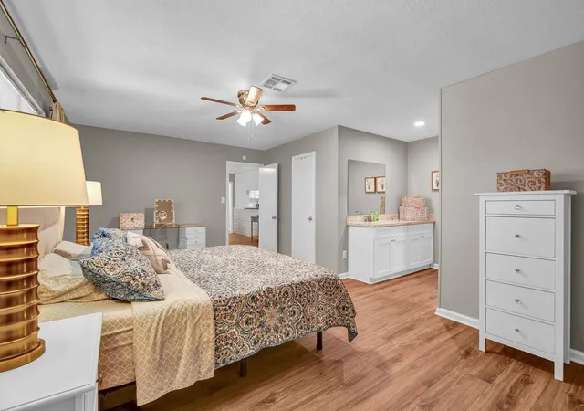 image of 528 Daffodil St, Lake Jackson, TX 77566 | MLS# 11195645