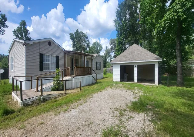 Photo 2 of Single family home for sale at 16711 Lake Cir, Conroe, TX 77302 | MLS# 80307296 | Listing updated on 2026-09-07