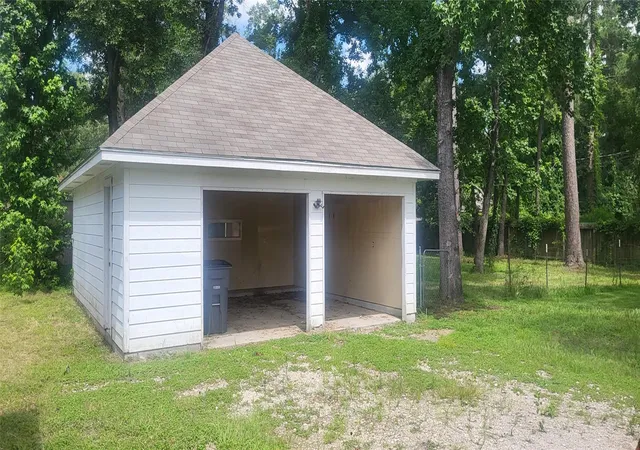 Photo 3 of Single family home for sale at 16711 Lake Cir, Conroe, TX 77302 | MLS# 80307296 | Listing updated on 2026-09-07