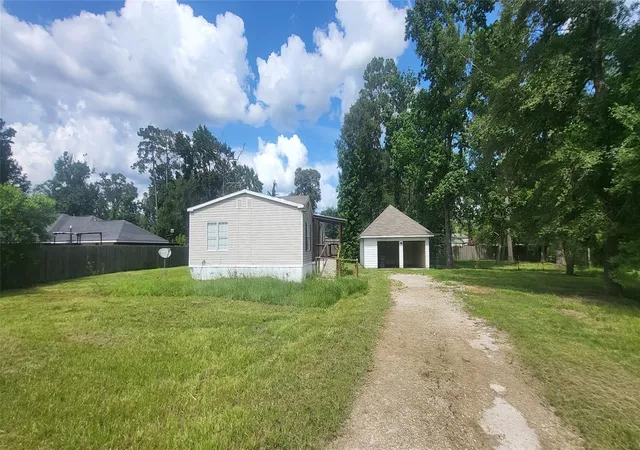 Photo 3 of Single family home for sale at 16711 Lake Cir, Conroe, TX 77302 | MLS# 80307296 | Listing updated on 2026-09-07