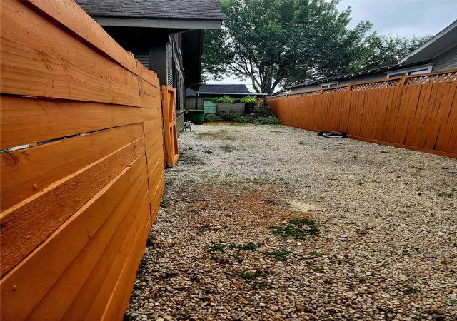 Photo 4 of Single family home for sale at 606 Vincent St, Houston, TX 77009 | MLS# 12480754 | Listing updated on 2026-09-16