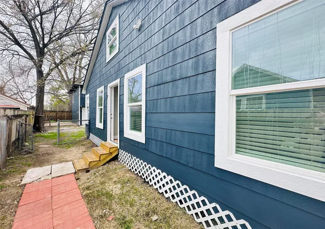 Listing Photo 4 - Condo for sale in building located at 4501 Averill St, Houston, TX 77009