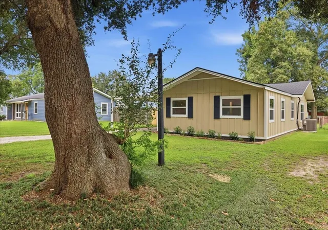 2nd image of 2409 Grand Blvd, Port Neches, TX 77651 | MLS# 39293548
