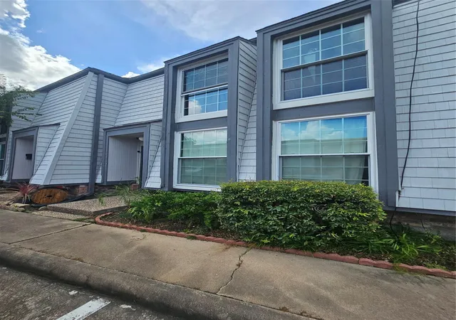 3rd image of 10112 Beekman Pl Dr, Houston, TX 77043 | MLS# 29840935