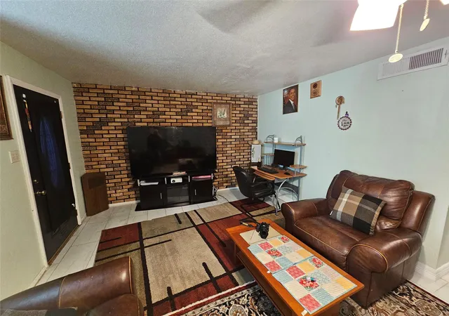4th image of 10112 Beekman Pl Dr, Houston, TX 77043 | MLS# 29840935