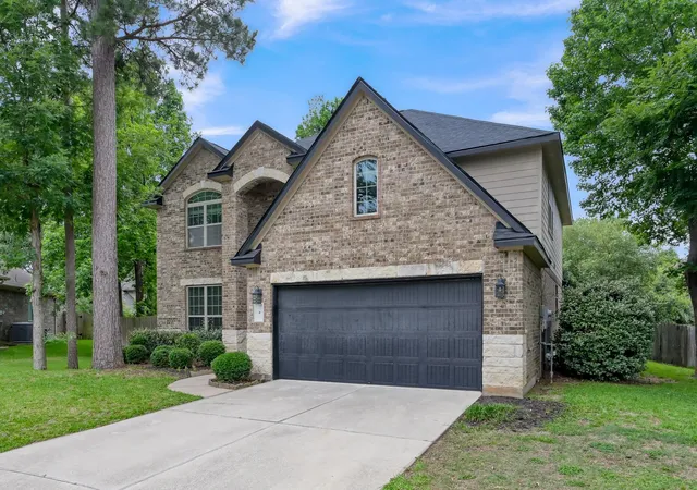 Photo 2 of Single family home for sale at 4 Logan Creek Ln, Conroe, TX 77304 | MLS# 2693519 | Listing updated on 2026-09-03