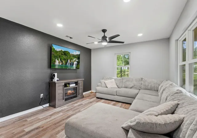 5th image of 1675 Capri St, Vidor, TX 77662 | MLS# 11515261