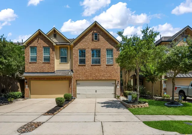 Photo 3 of Townhouse for sale at 18550 Jasmine Garden Pl, Humble, TX 77346 | MLS# 22939673 | Listing updated on 2026-09-01