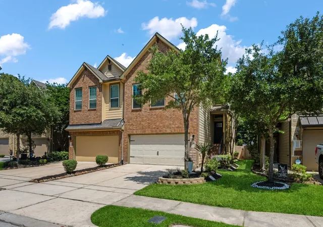 Photo 3 of Townhouse for sale at 18550 Jasmine Garden Pl, Humble, TX 77346 | MLS# 22939673 | Listing updated on 2026-10-06
