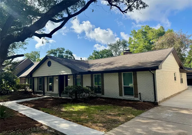 Photo 2 of Single family home for sale at 1211 Shorewood Dr, Taylor Lake Village, TX 77586 | MLS# 96668050 | Listing updated on 2026-09-12