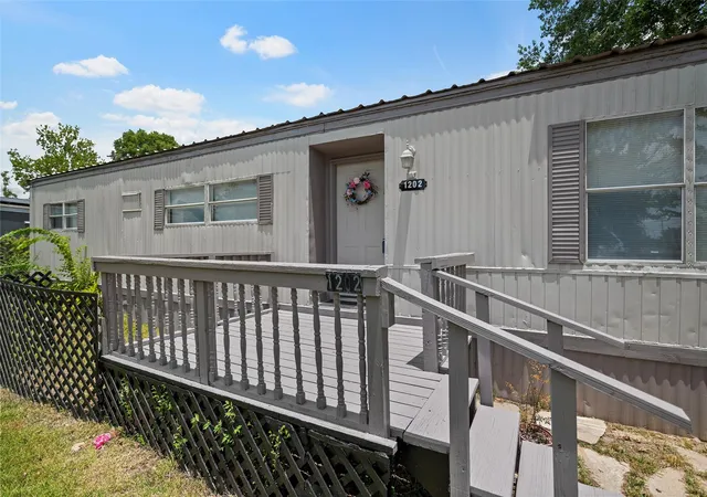 Homes for sale in League City, TX | 1202 Willow Ln, League City, TX 77573 | MLS# 10600030