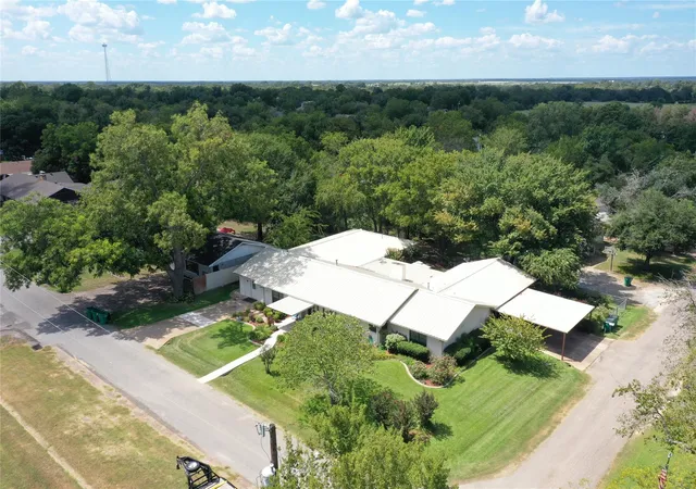 Homes for sale in Fairfield, TX | 403 N Hall St, Fairfield, TX 75840 | MLS# 49250222
