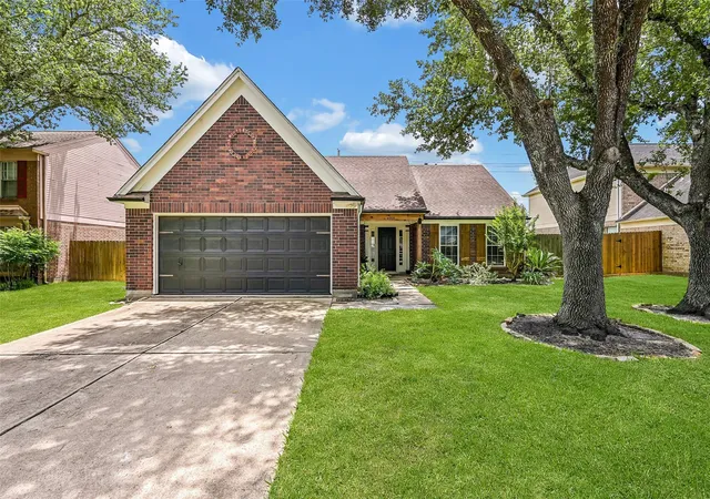 Homes for sale in Pearland, TX | 4009 Spring Branch Dr E, Pearland, TX 77584 | MLS# 16538355