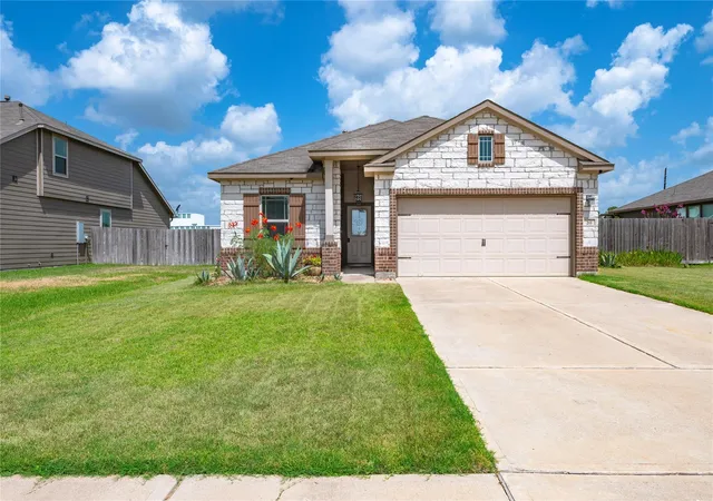 Photo 1 of Single family home for sale at 211 White Wing Ln, Sealy, TX 77474 | MLS# 19869567 | Listing updated on 2026-08-05