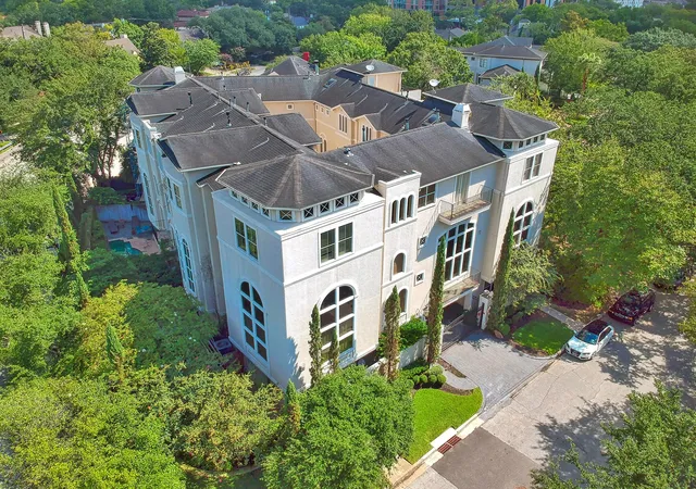 1st image of 2086 Brentwood Dr, Houston, TX 77019 | MLS# 51870066