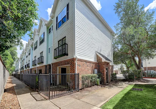 Listing Photo 5 - Condo for sale in building located at 9200 Westheimer Rd, Houston, TX 77063 - Unit #606