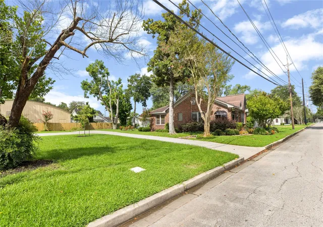 Photo 3 of Single family home for sale at 906 Higgins, Humble, TX 77338 | MLS# 29214985 | Listing updated on 2026-08-26