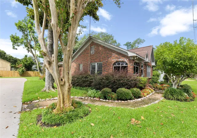 Photo 3 of Single family home for sale at 906 Higgins, Humble, TX 77338 | MLS# 29214985 | Listing updated on 2026-08-26