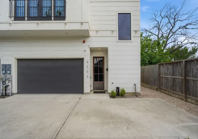 Photo 3 of Townhouse for sale at 4306 Center St, Houston, TX 77007 | MLS# 91571486 | Listing updated on 2026-09-02
