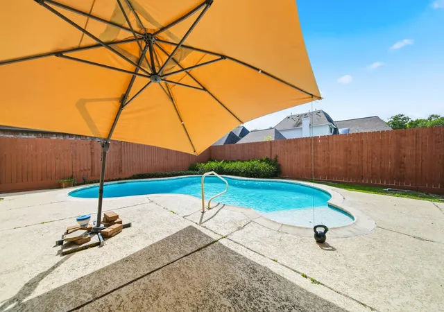 Photo 2 of Single family home for sale at 918 Daria Dr, Houston, TX 77079 | MLS# 29996046 | Listing updated on 2026-09-11