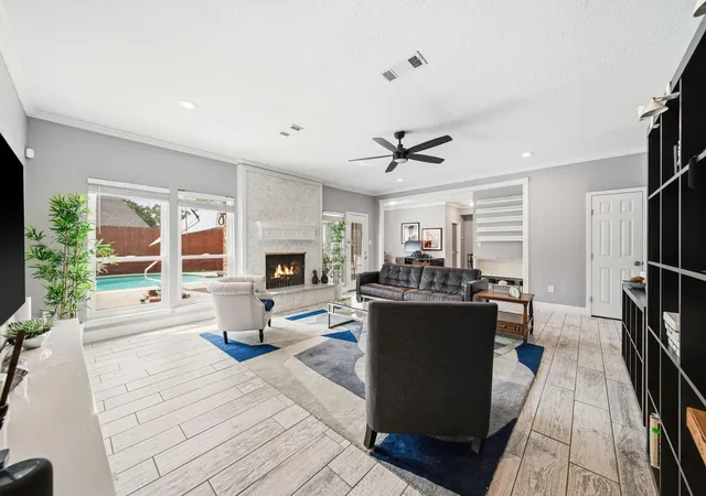 Photo 3 of Single family home for sale at 918 Daria Dr, Houston, TX 77079 | MLS# 29996046 | Listing updated on 2026-09-11