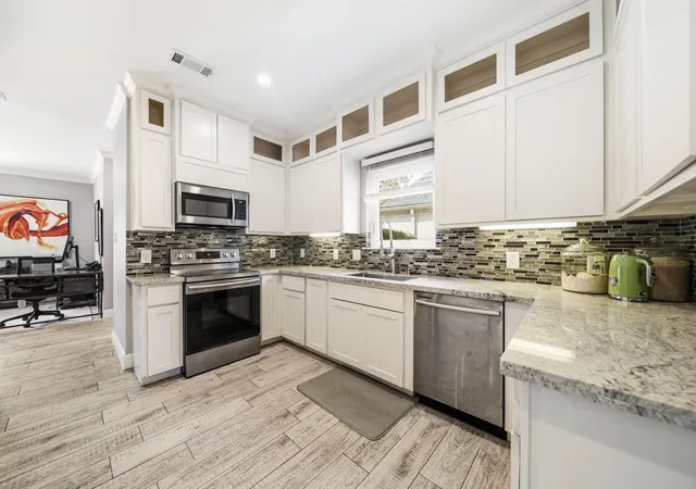 Photo 3 of Single family home for sale at 918 Daria Dr, Houston, TX 77079 | MLS# 29996046 | Listing updated on 2026-09-11