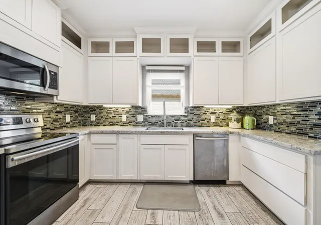 Photo 4 of Single family home for sale at 918 Daria Dr, Houston, TX 77079 | MLS# 29996046 | Listing updated on 2026-09-11