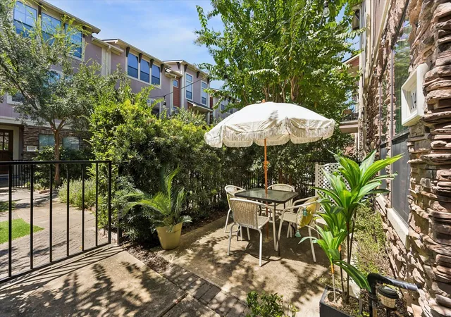 Photo 2 of Townhouse for sale at 1045 W 22nd St #K, Houston, TX 77008 | MLS# 44911766 | Listing updated on 2026-09-19